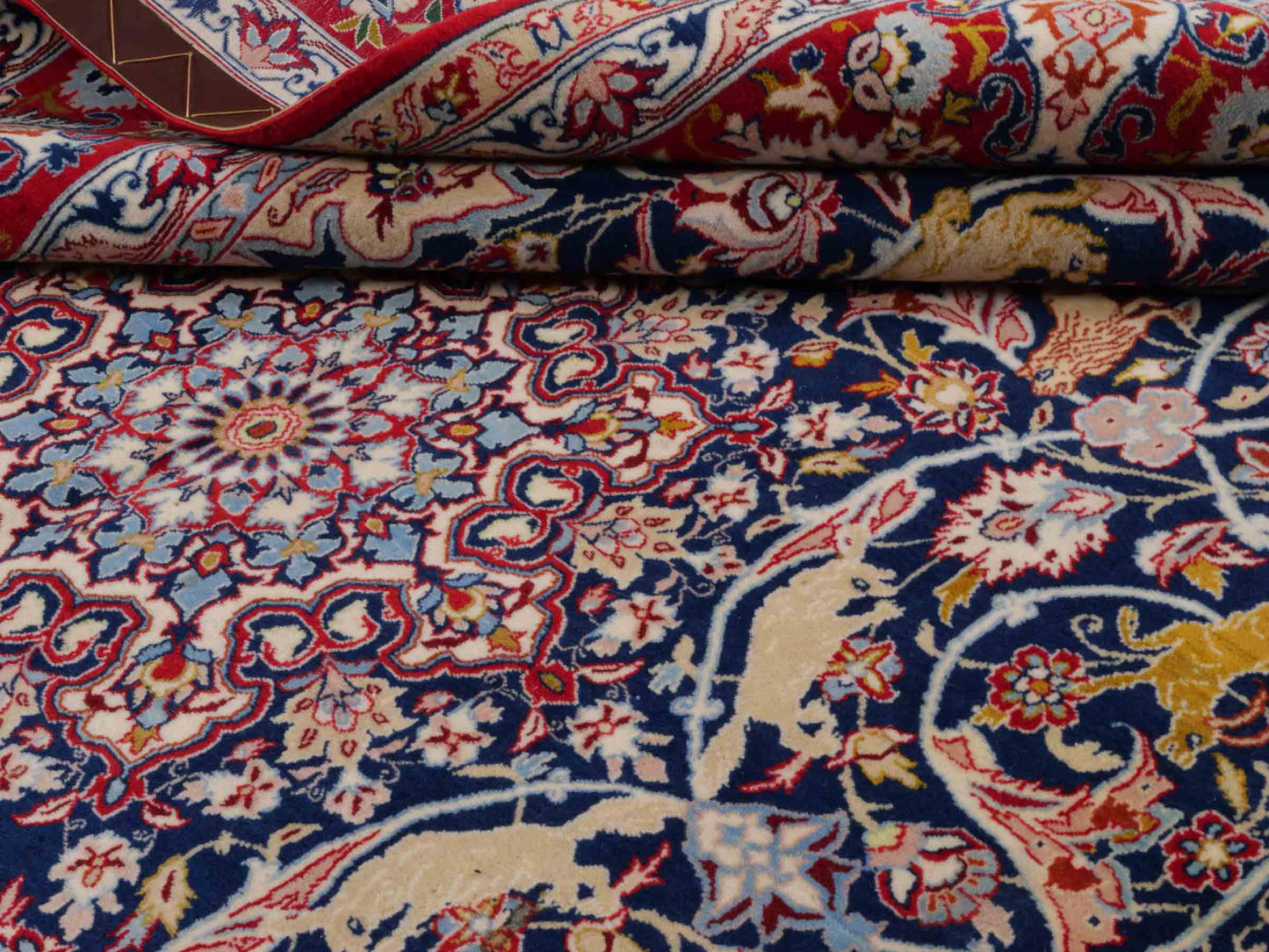 Handgeknüpfter Isfahan Perserteppich von Khademi aus Wolle mit Seide, blau-rot. Feiner, persischer Teppich mit Medaillon. Orientteppich, geknüpft in Iran. Größe: 236 x 152 cm. Teppichnummer: SB3-1082 | Jupiter In