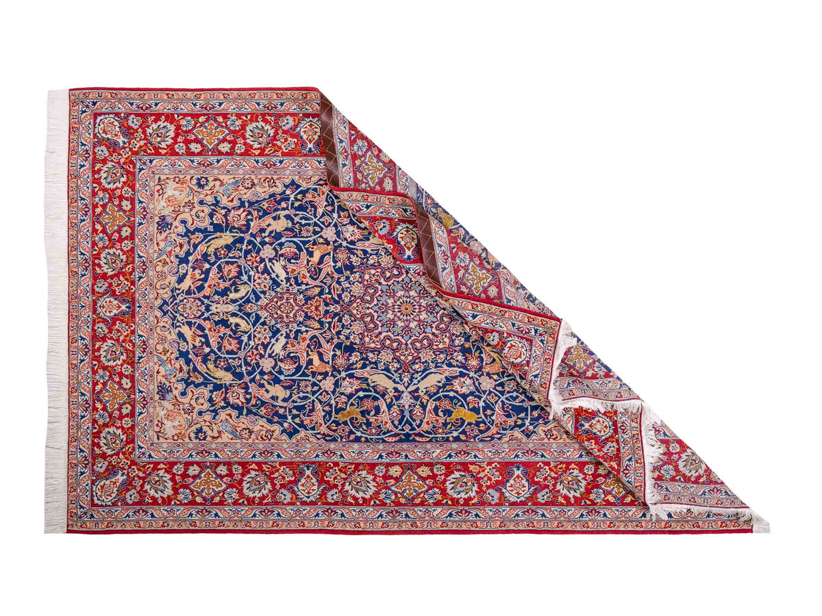 Handgeknüpfter Isfahan Perserteppich von Khademi aus Wolle mit Seide, blau-rot. Feiner, persischer Teppich mit Medaillon. Orientteppich, geknüpft in Iran. Größe: 236 x 152 cm. Teppichnummer: SB3-1082 | Jupiter In