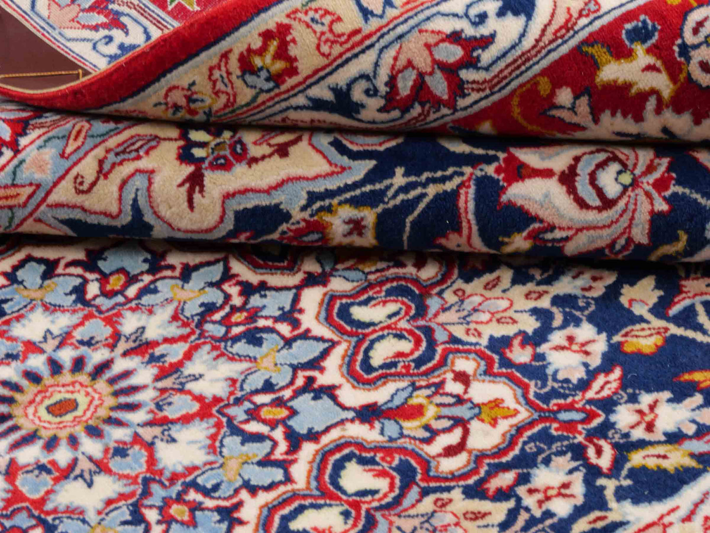 Handgeknüpfter Isfahan Perserteppich von Khademi aus Wolle mit Seide, blau-rot. Feiner, persischer Teppich mit Medaillon. Orientteppich, geknüpft in Iran. Größe: 236 x 152 cm. Teppichnummer: SB3-1082 | Jupiter In