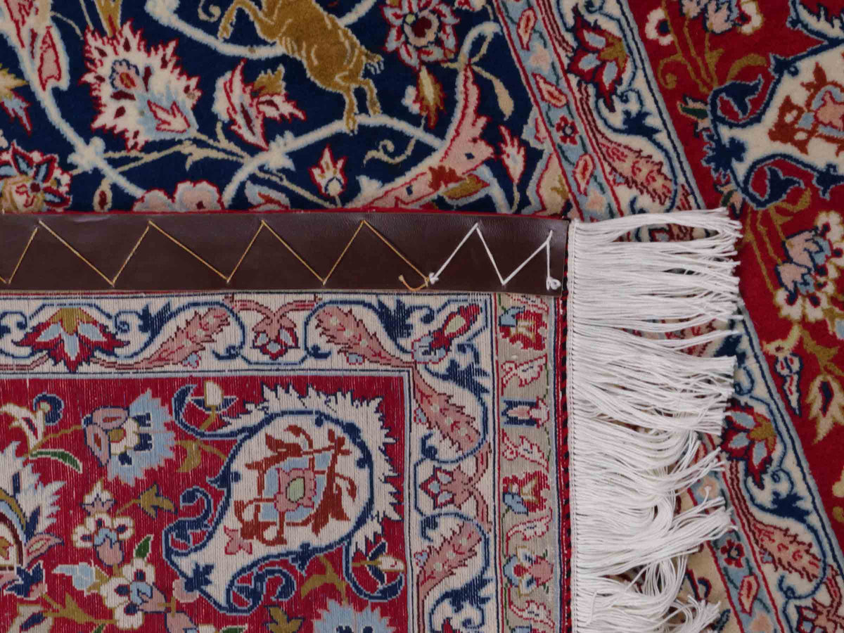 Handgeknüpfter Isfahan Perserteppich von Khademi aus Wolle mit Seide, blau-rot. Feiner, persischer Teppich mit Medaillon. Orientteppich, geknüpft in Iran. Größe: 236 x 152 cm. Teppichnummer: SB3-1082 | Jupiter In