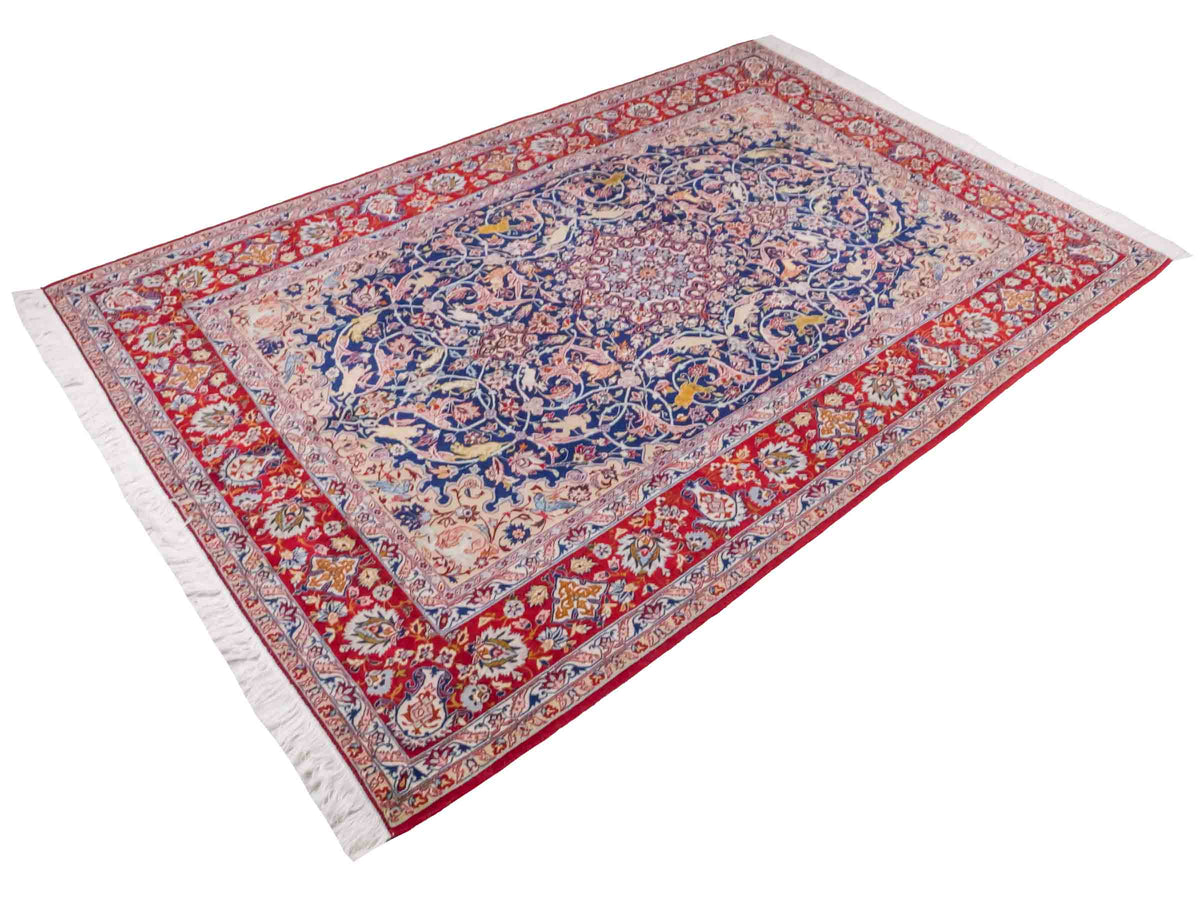 Handgeknüpfter Isfahan Perserteppich von Khademi aus Wolle mit Seide, blau-rot. Feiner, persischer Teppich mit Medaillon. Orientteppich, geknüpft in Iran. Größe: 236 x 152 cm. Teppichnummer: SB3-1082 | Jupiter In