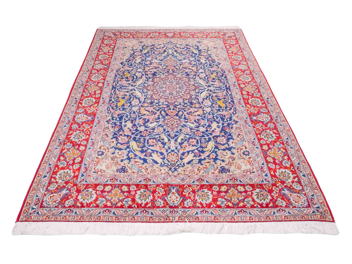 Handgeknüpfter Isfahan Perserteppich von Khademi aus Wolle mit Seide, blau-rot. Feiner, persischer Teppich mit Medaillon. Orientteppich, geknüpft in Iran. Größe: 236 x 152 cm. Teppichnummer: SB3-1082 | Jupiter In