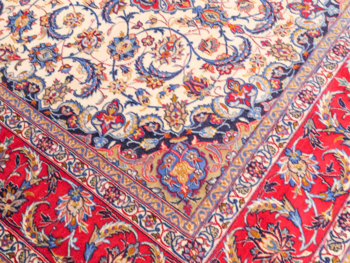 Handgeknüpfter Isfahan Perserteppich von Khademi aus Wolle mit Seide, cremeweiß-rot. Feiner, persischer Teppich mit Medaillon. Orientteppich, geknüpft in Iran. Größe: 237 x 160 cm. Teppichnummer: SB3-1085 | Jupiter In