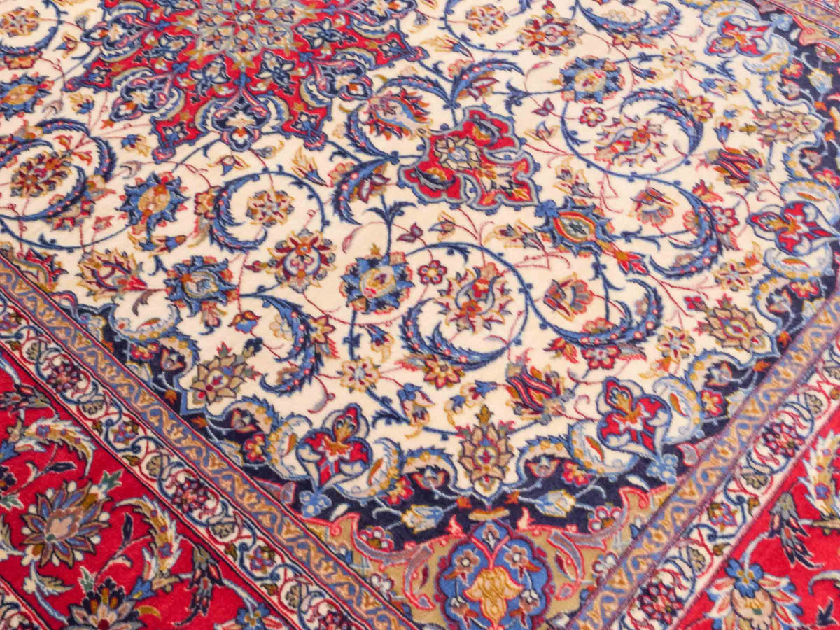 Handgeknüpfter Isfahan Perserteppich von Khademi aus Wolle mit Seide, cremeweiß-rot. Feiner, persischer Teppich mit Medaillon. Orientteppich, geknüpft in Iran. Größe: 237 x 160 cm. Teppichnummer: SB3-1085 | Jupiter In