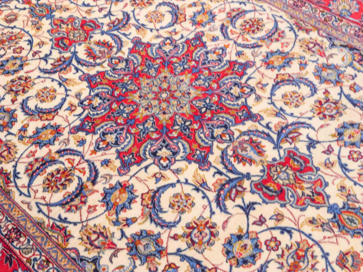 Handgeknüpfter Isfahan Perserteppich von Khademi aus Wolle mit Seide, cremeweiß-rot. Feiner, persischer Teppich mit Medaillon. Orientteppich, geknüpft in Iran. Größe: 237 x 160 cm. Teppichnummer: SB3-1085 | Jupiter In