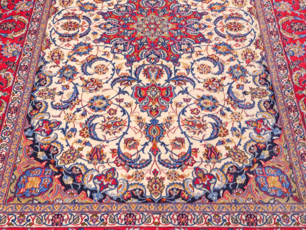 Handgeknüpfter Isfahan Perserteppich von Khademi aus Wolle mit Seide, cremeweiß-rot. Feiner, persischer Teppich mit Medaillon. Orientteppich, geknüpft in Iran. Größe: 237 x 160 cm. Teppichnummer: SB3-1085 | Jupiter In
