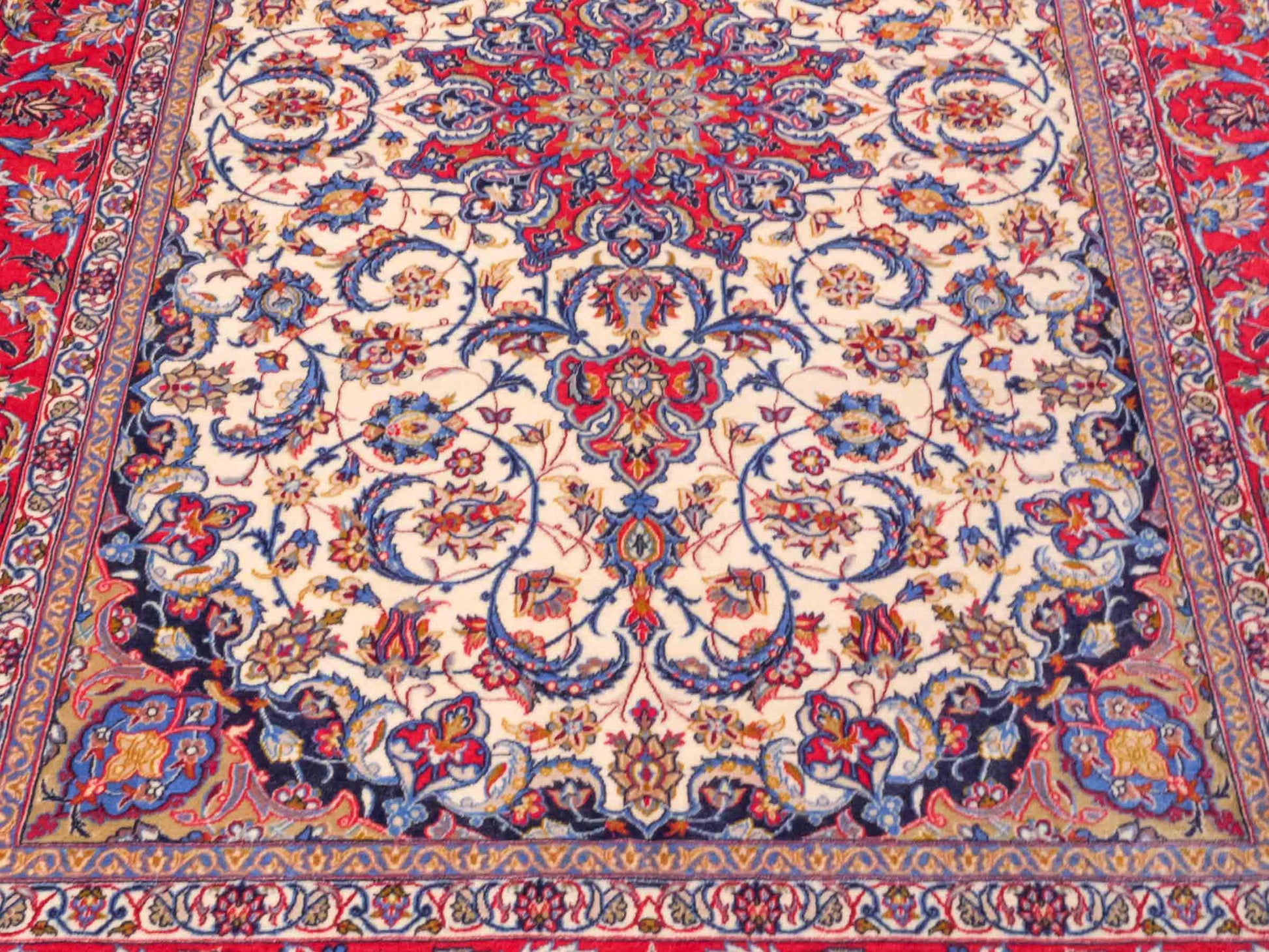 Handgeknüpfter Isfahan Perserteppich von Khademi aus Wolle mit Seide, cremeweiß-rot. Feiner, persischer Teppich mit Medaillon. Orientteppich, geknüpft in Iran. Größe: 237 x 160 cm. Teppichnummer: SB3-1085 | Jupiter In