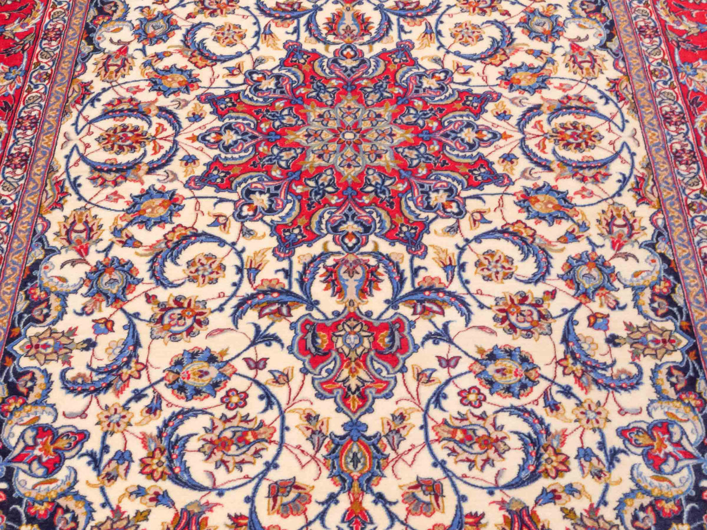 Handgeknüpfter Isfahan Perserteppich von Khademi aus Wolle mit Seide, cremeweiß-rot. Feiner, persischer Teppich mit Medaillon. Orientteppich, geknüpft in Iran. Größe: 237 x 160 cm. Teppichnummer: SB3-1085 | Jupiter In