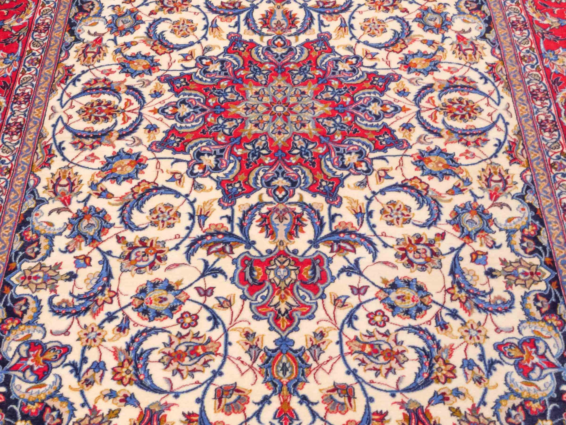 Handgeknüpfter Isfahan Perserteppich von Khademi aus Wolle mit Seide, cremeweiß-rot. Feiner, persischer Teppich mit Medaillon. Orientteppich, geknüpft in Iran. Größe: 237 x 160 cm. Teppichnummer: SB3-1085 | Jupiter In
