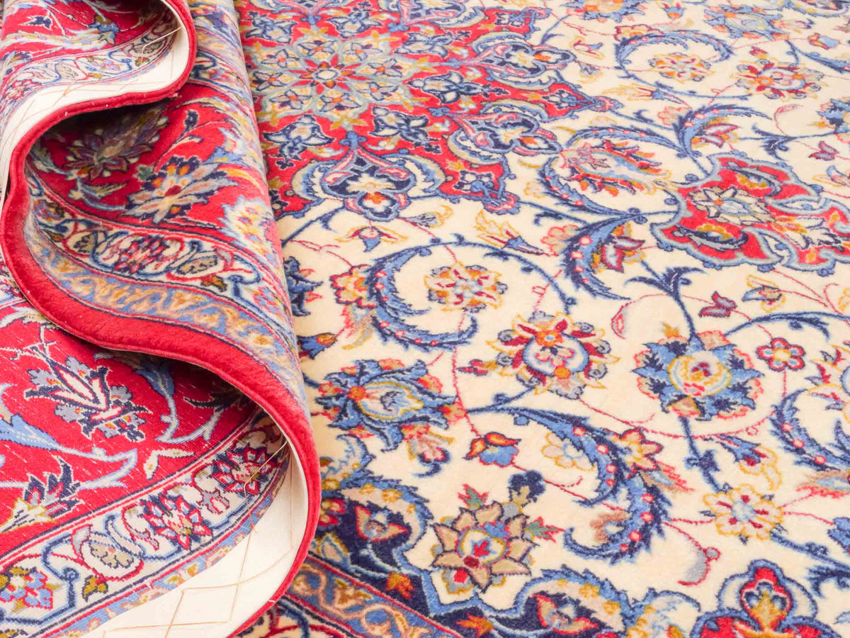 Handgeknüpfter Isfahan Perserteppich von Khademi aus Wolle mit Seide, cremeweiß-rot. Feiner, persischer Teppich mit Medaillon. Orientteppich, geknüpft in Iran. Größe: 237 x 160 cm. Teppichnummer: SB3-1085 | Jupiter In