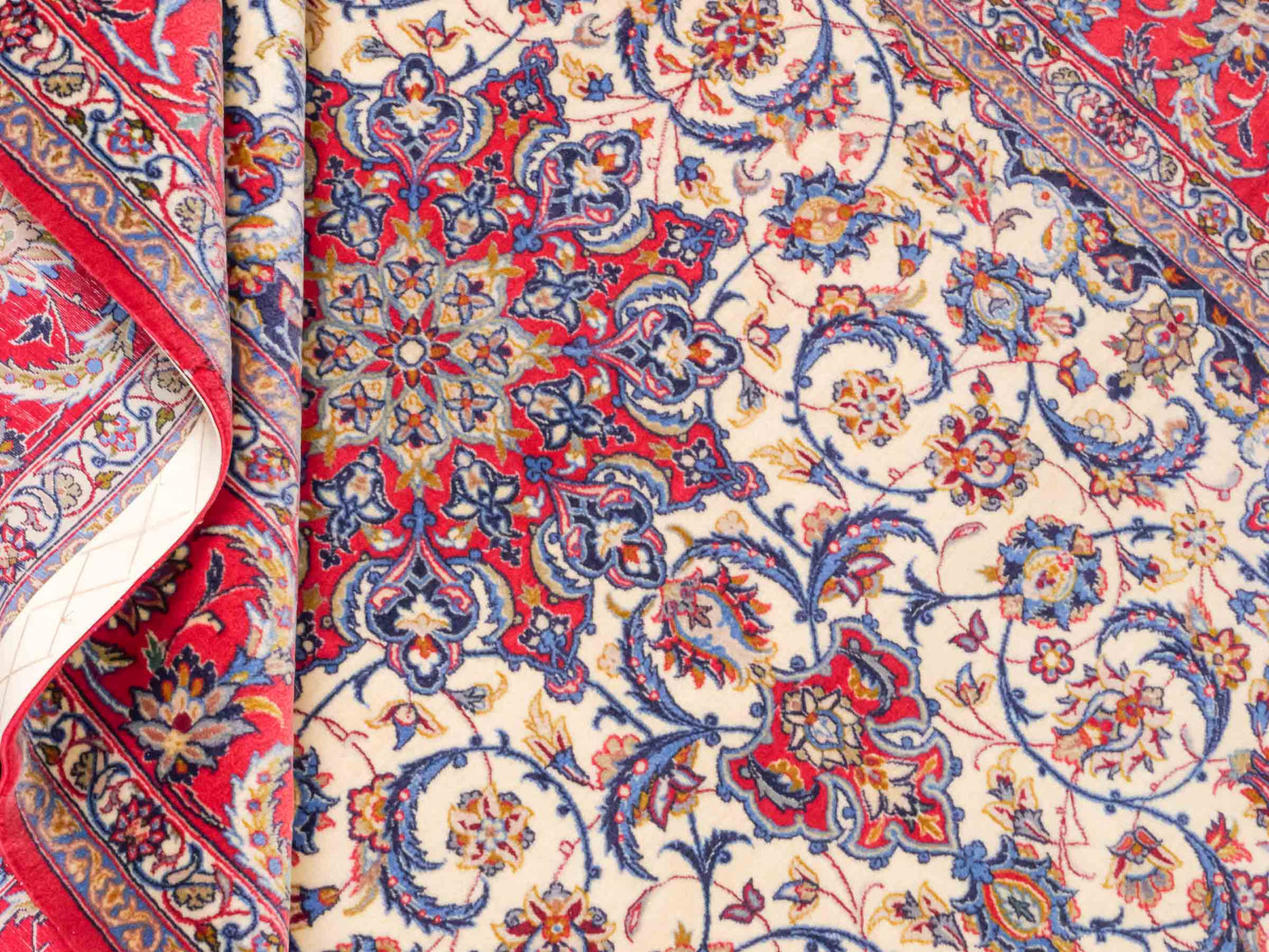 Handgeknüpfter Isfahan Perserteppich von Khademi aus Wolle mit Seide, cremeweiß-rot. Feiner, persischer Teppich mit Medaillon. Orientteppich, geknüpft in Iran. Größe: 237 x 160 cm. Teppichnummer: SB3-1085 | Jupiter In