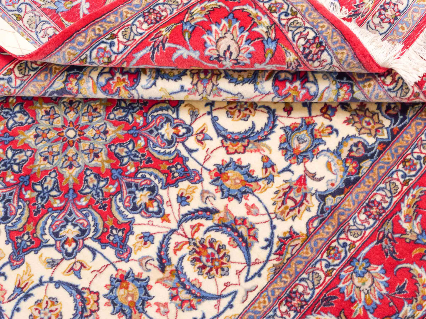Handgeknüpfter Isfahan Perserteppich von Khademi aus Wolle mit Seide, cremeweiß-rot. Feiner, persischer Teppich mit Medaillon. Orientteppich, geknüpft in Iran. Größe: 237 x 160 cm. Teppichnummer: SB3-1085 | Jupiter In