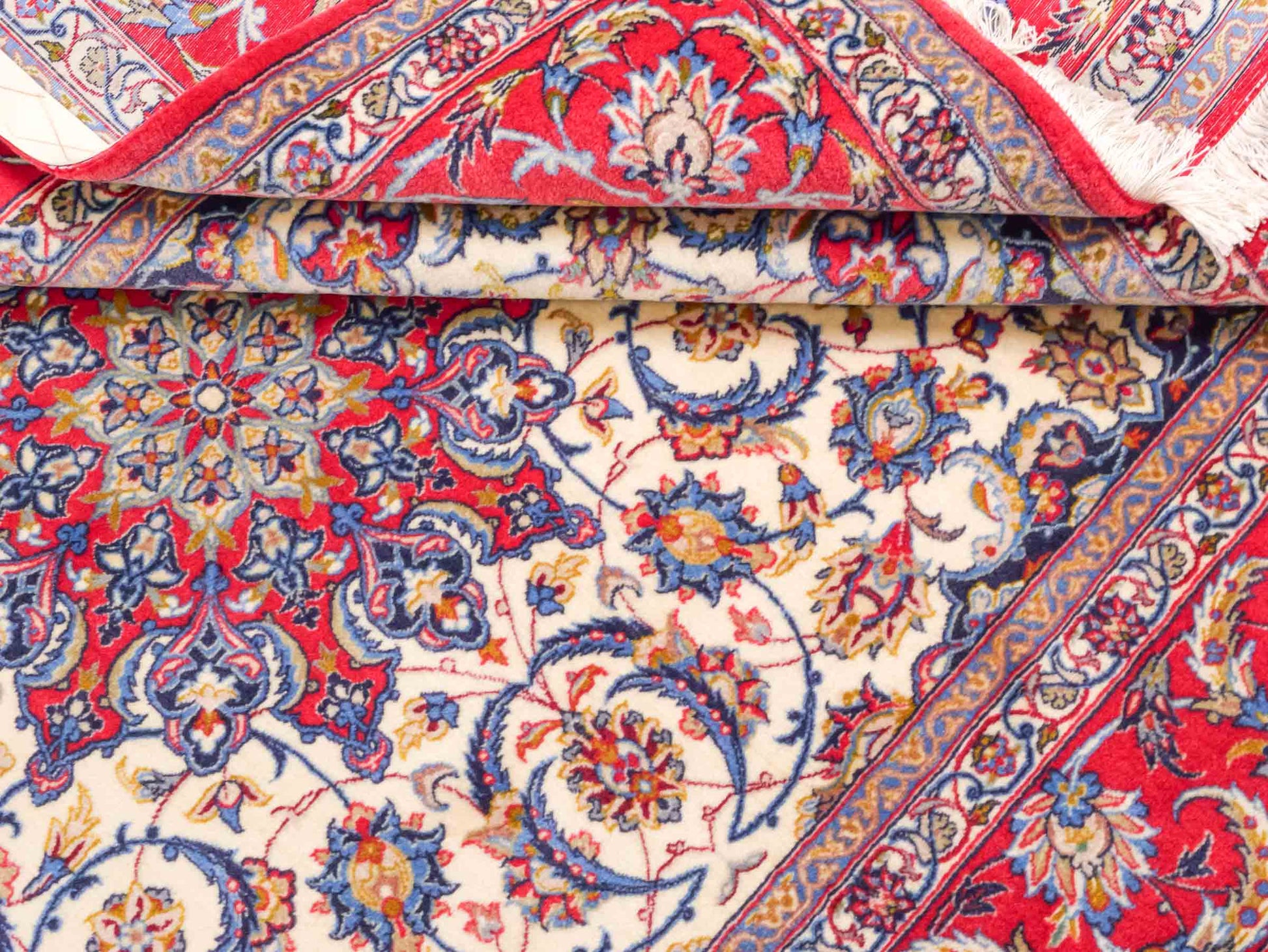 Handgeknüpfter Isfahan Perserteppich von Khademi aus Wolle mit Seide, cremeweiß-rot. Feiner, persischer Teppich mit Medaillon. Orientteppich, geknüpft in Iran. Größe: 237 x 160 cm. Teppichnummer: SB3-1085 | Jupiter In