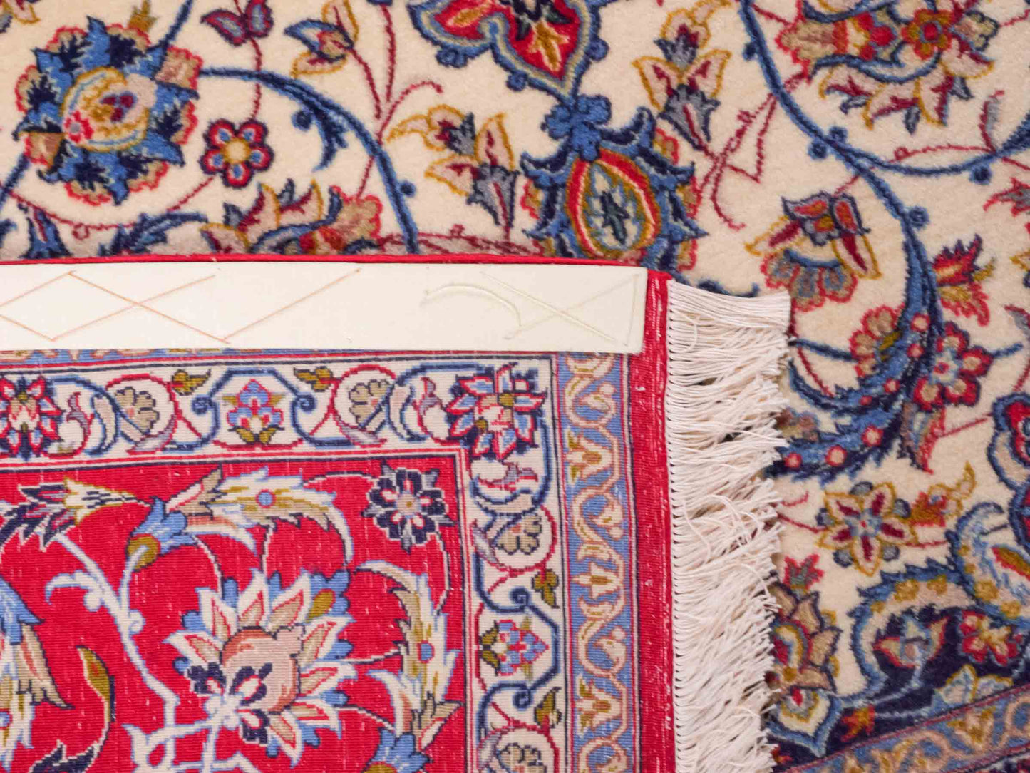 Handgeknüpfter Isfahan Perserteppich von Khademi aus Wolle mit Seide, cremeweiß-rot. Feiner, persischer Teppich mit Medaillon. Orientteppich, geknüpft in Iran. Größe: 237 x 160 cm. Teppichnummer: SB3-1085 | Jupiter In