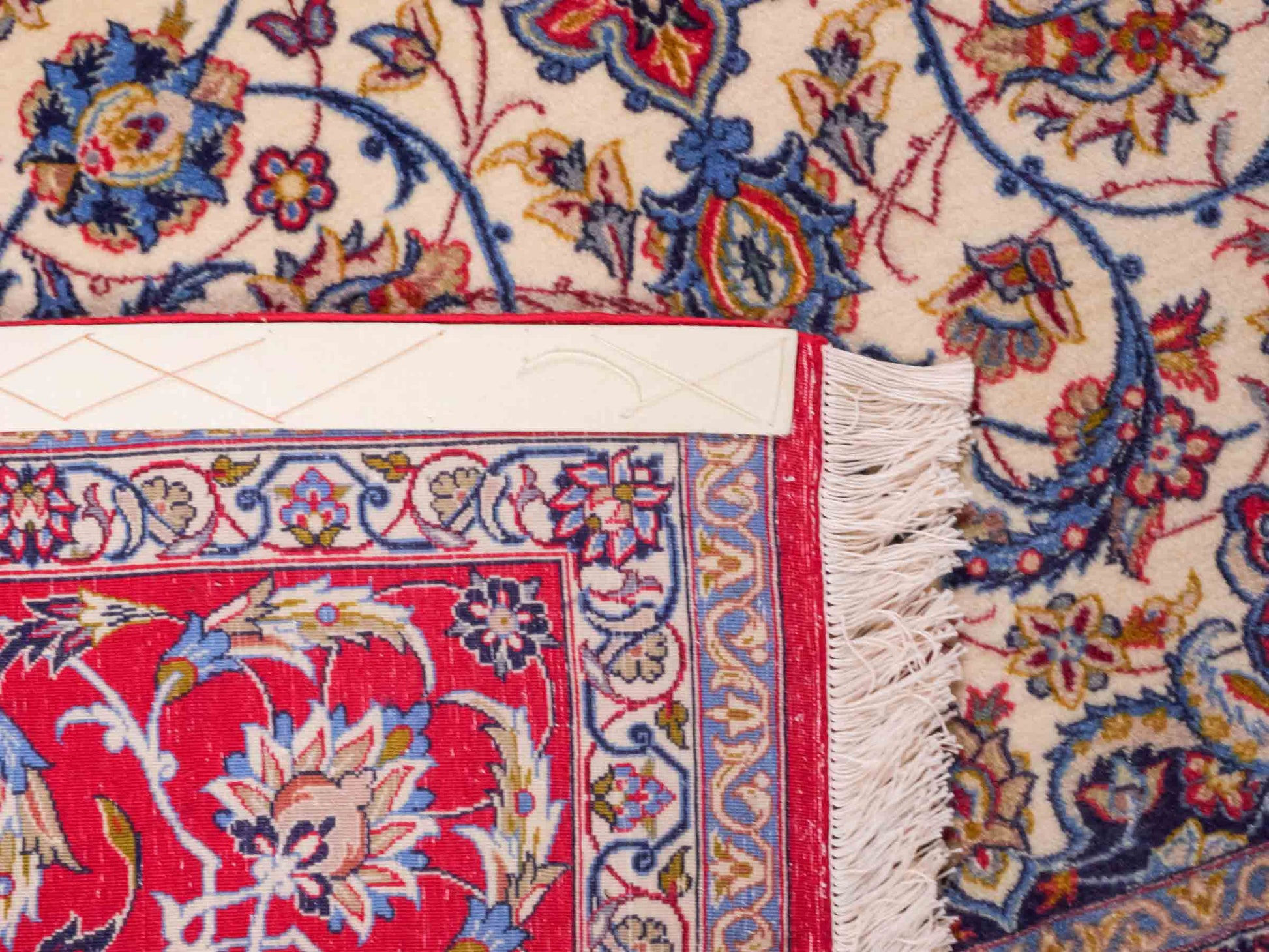 Handgeknüpfter Isfahan Perserteppich von Khademi aus Wolle mit Seide, cremeweiß-rot. Feiner, persischer Teppich mit Medaillon. Orientteppich, geknüpft in Iran. Größe: 237 x 160 cm. Teppichnummer: SB3-1085 | Jupiter In