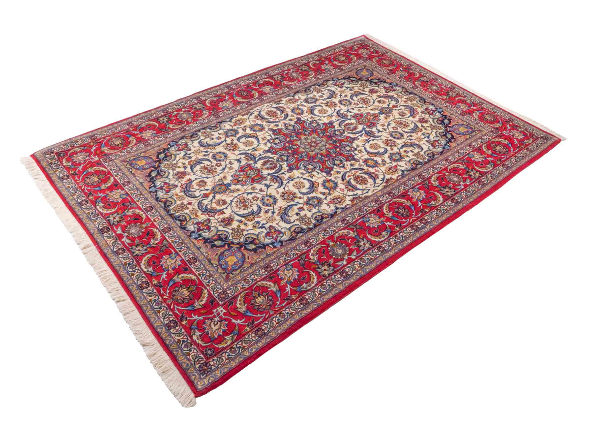 Handgeknüpfter Isfahan Perserteppich von Khademi aus Wolle mit Seide, cremeweiß-rot. Feiner, persischer Teppich mit Medaillon. Orientteppich, geknüpft in Iran. Größe: 237 x 160 cm. Teppichnummer: SB3-1085 | Jupiter In