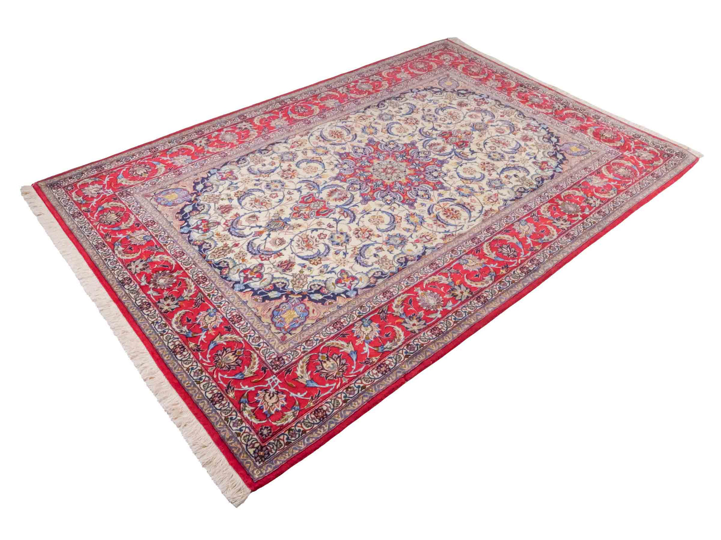 Handgeknüpfter Isfahan Perserteppich von Khademi aus Wolle mit Seide, cremeweiß-rot. Feiner, persischer Teppich mit Medaillon. Orientteppich, geknüpft in Iran. Größe: 237 x 160 cm. Teppichnummer: SB3-1085 | Jupiter In