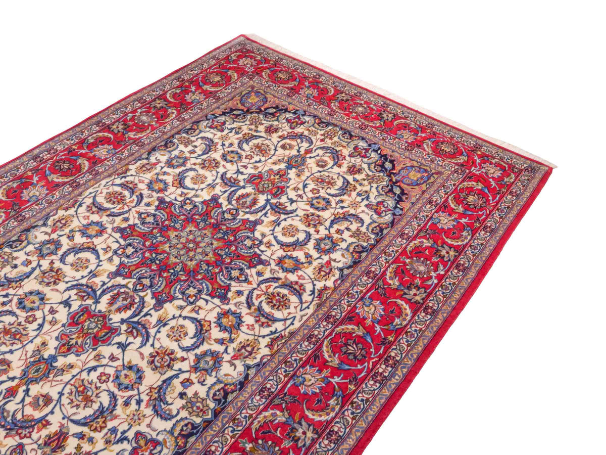 Handgeknüpfter Isfahan Perserteppich von Khademi aus Wolle mit Seide, cremeweiß-rot. Feiner, persischer Teppich mit Medaillon. Orientteppich, geknüpft in Iran. Größe: 237 x 160 cm. Teppichnummer: SB3-1085 | Jupiter In