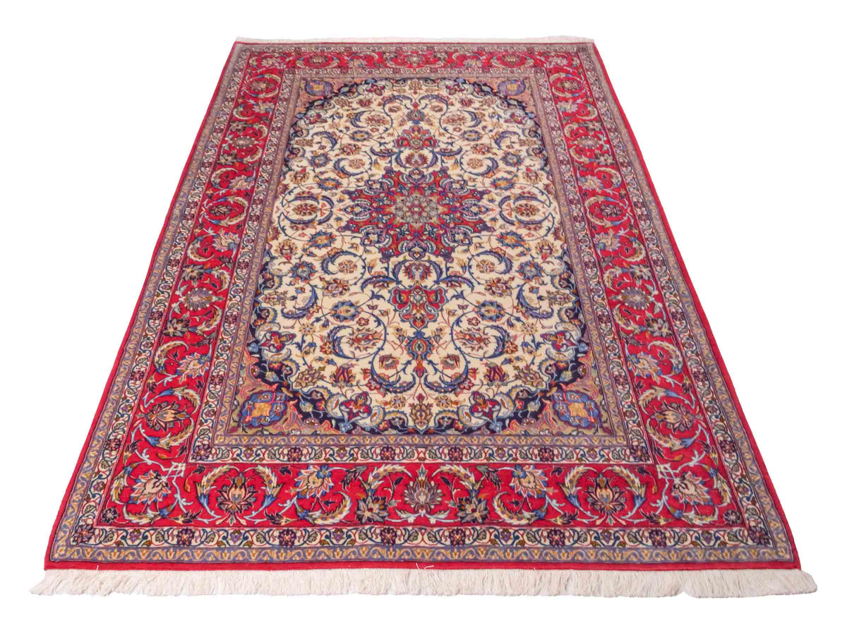 Handgeknüpfter Isfahan Perserteppich von Khademi aus Wolle mit Seide, cremeweiß-rot. Feiner, persischer Teppich mit Medaillon. Orientteppich, geknüpft in Iran. Größe: 237 x 160 cm. Teppichnummer: SB3-1085 | Jupiter In