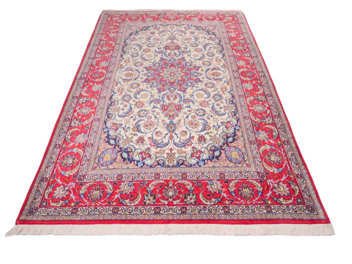 Handgeknüpfter Isfahan Perserteppich von Khademi aus Wolle mit Seide, cremeweiß-rot. Feiner, persischer Teppich mit Medaillon. Orientteppich, geknüpft in Iran. Größe: 237 x 160 cm. Teppichnummer: SB3-1085 | Jupiter In