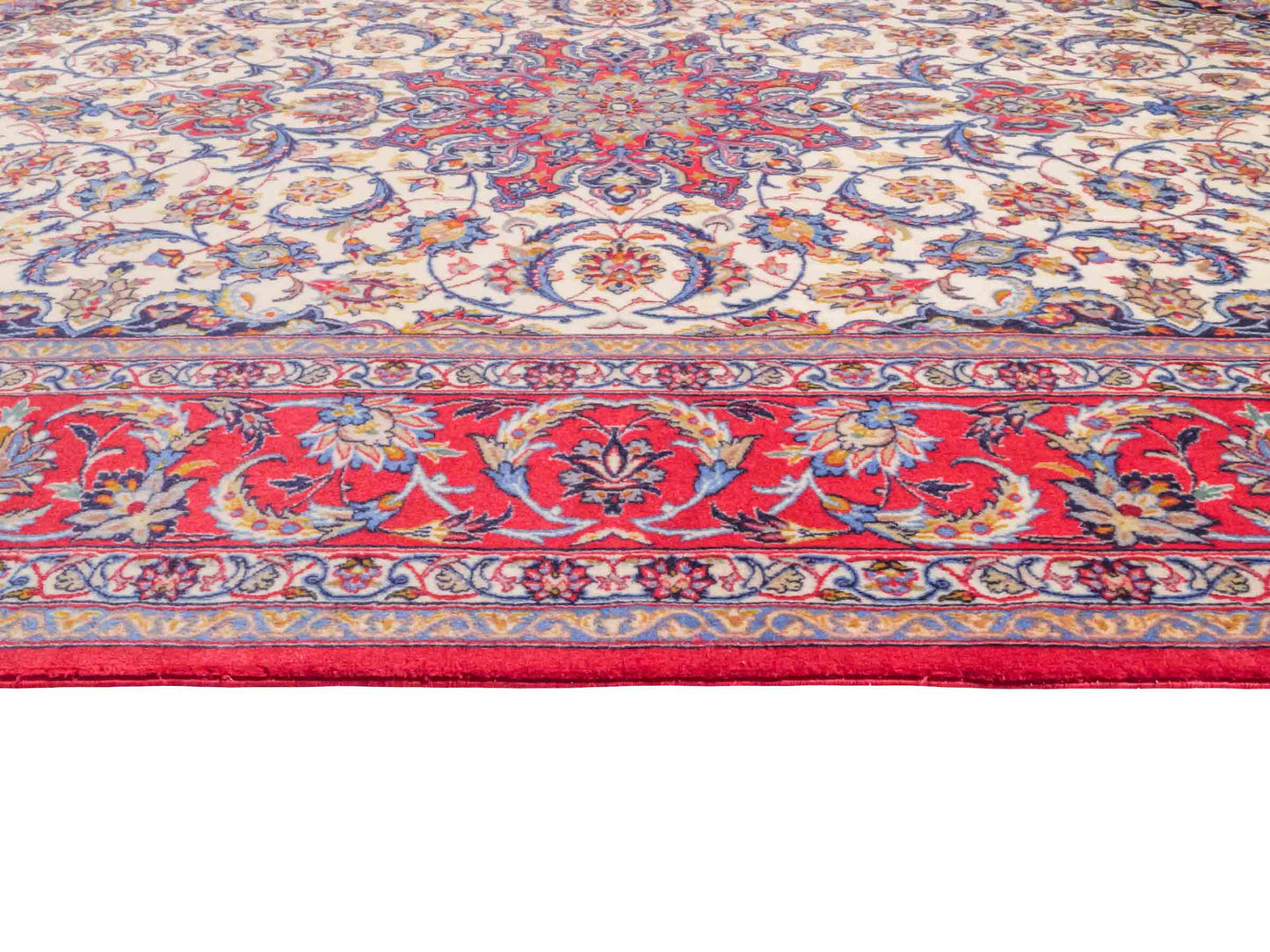 Handgeknüpfter Isfahan Perserteppich von Khademi aus Wolle mit Seide, cremeweiß-rot. Feiner, persischer Teppich mit Medaillon. Orientteppich, geknüpft in Iran. Größe: 237 x 160 cm. Teppichnummer: SB3-1085 | Jupiter In