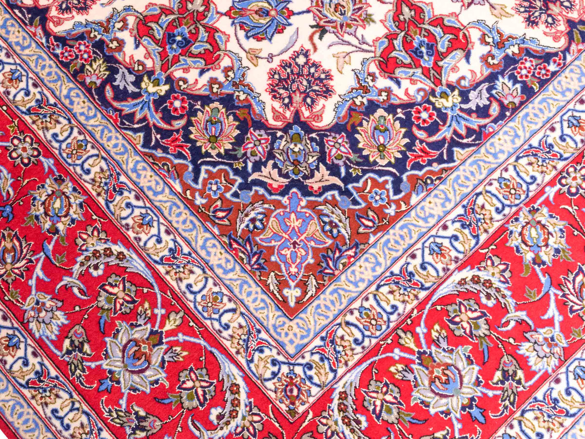 Handgeknüpfter Isfahan Perserteppich von Khademi aus Wolle mit Seide, rot-cremeweiß. Feiner, persischer Teppich mit Medaillon. Orientteppich, geknüpft in Iran. Größe: 307 x 201 cm. Teppichnummer: SB3-1172 | Jupiter Intl