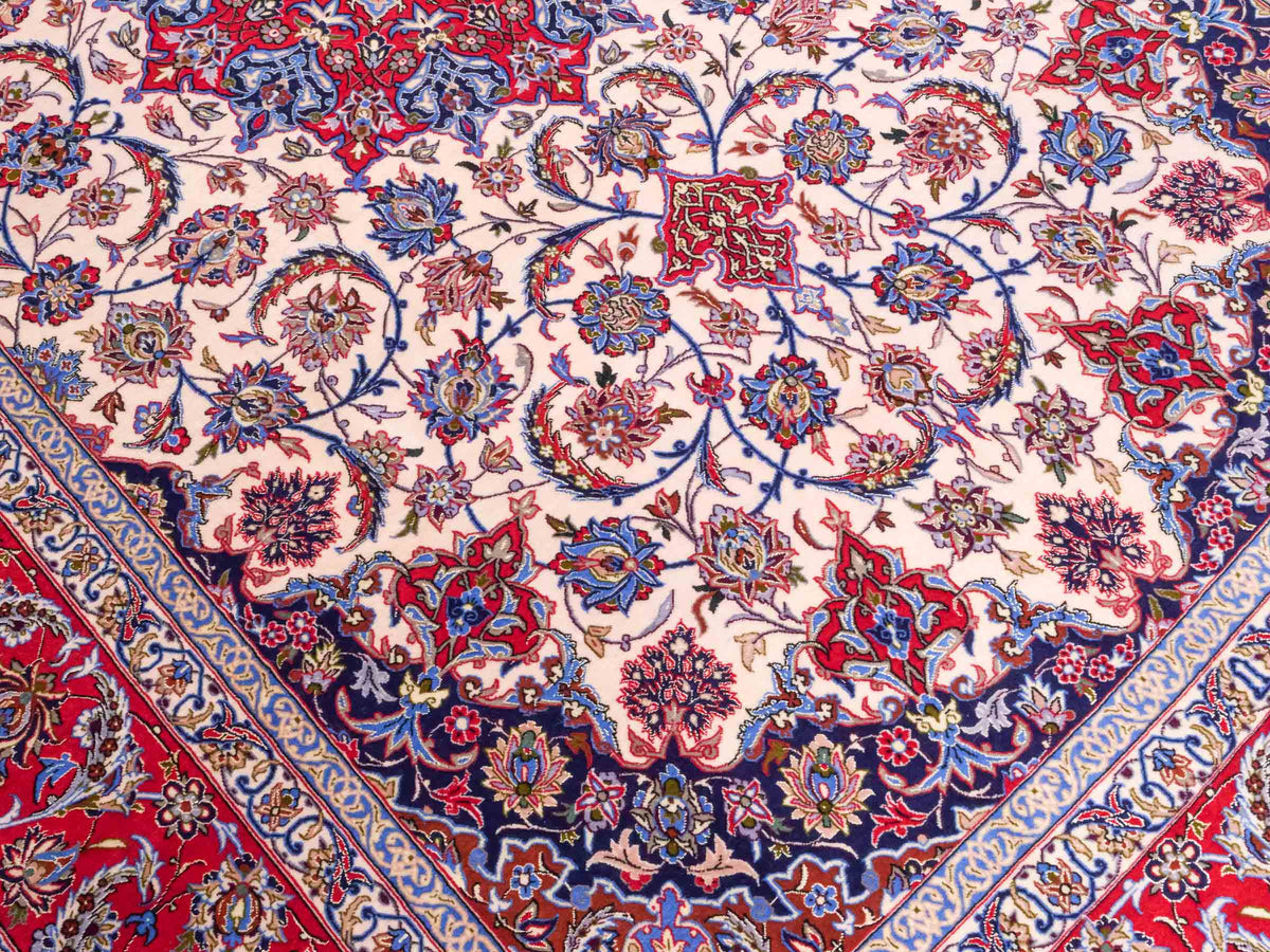 Handgeknüpfter Isfahan Perserteppich von Khademi aus Wolle mit Seide, rot-cremeweiß. Feiner, persischer Teppich mit Medaillon. Orientteppich, geknüpft in Iran. Größe: 307 x 201 cm. Teppichnummer: SB3-1172 | Jupiter Intl