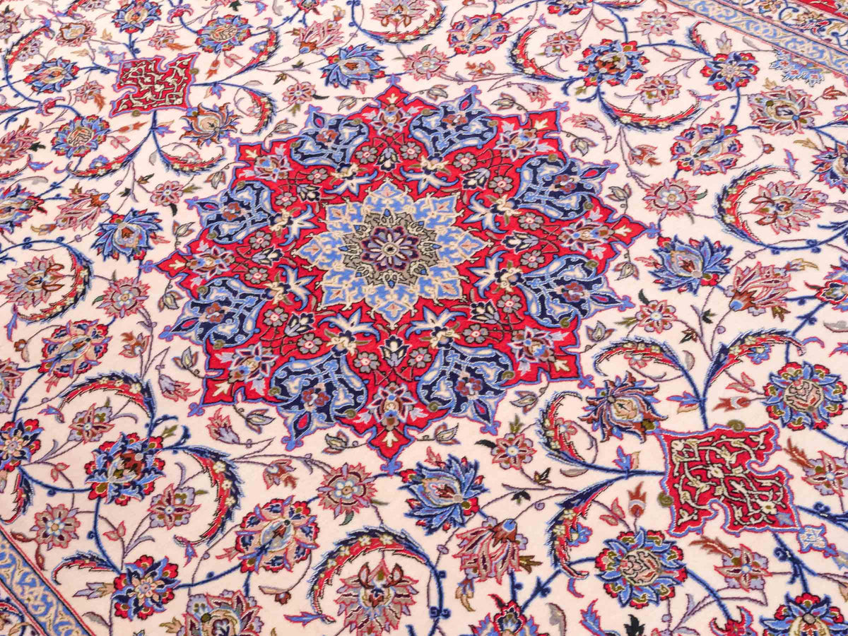 Handgeknüpfter Isfahan Perserteppich von Khademi aus Wolle mit Seide, rot-cremeweiß. Feiner, persischer Teppich mit Medaillon. Orientteppich, geknüpft in Iran. Größe: 307 x 201 cm. Teppichnummer: SB3-1172 | Jupiter Intl