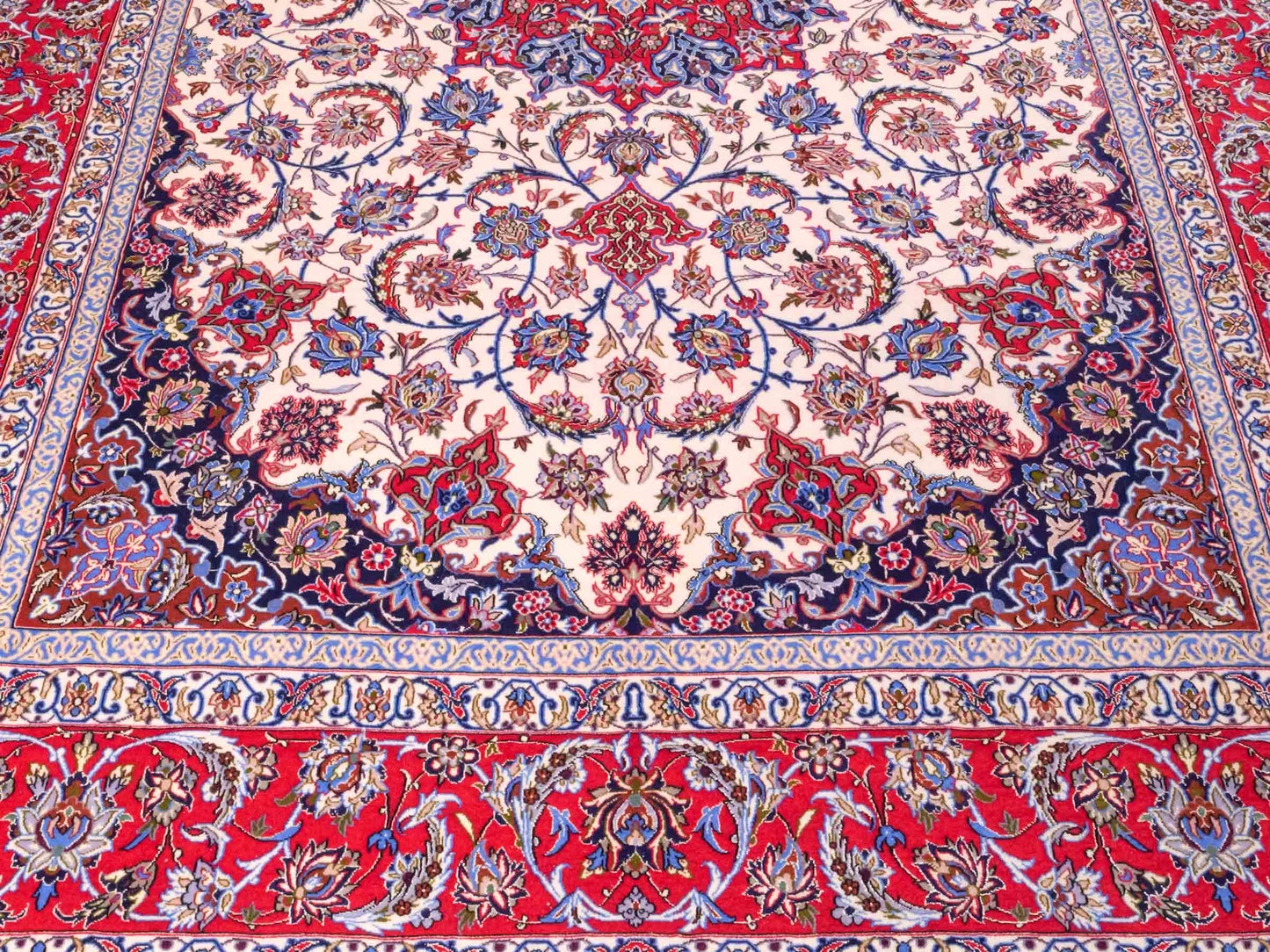 Handgeknüpfter Isfahan Perserteppich von Khademi aus Wolle mit Seide, rot-cremeweiß. Feiner, persischer Teppich mit Medaillon. Orientteppich, geknüpft in Iran. Größe: 307 x 201 cm. Teppichnummer: SB3-1172 | Jupiter Intl