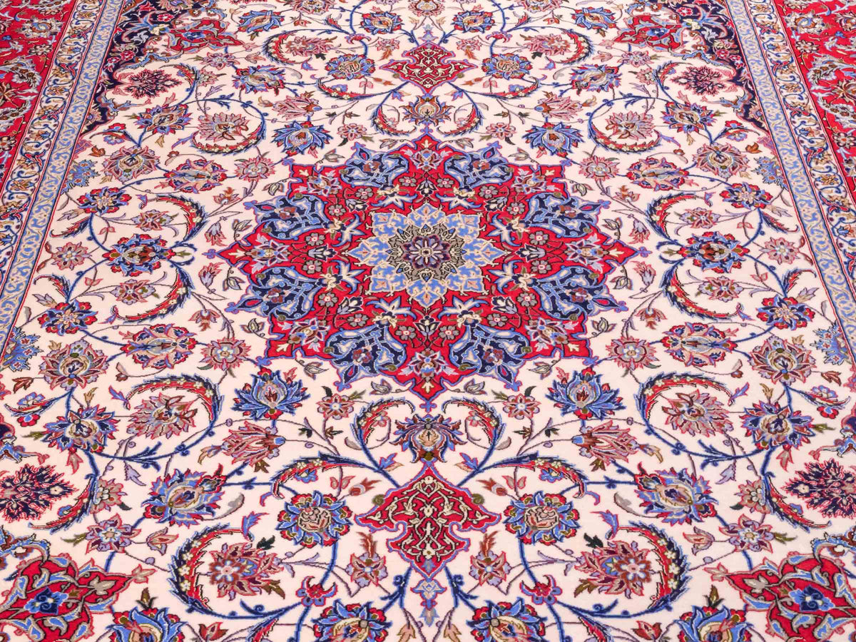 Handgeknüpfter Isfahan Perserteppich von Khademi aus Wolle mit Seide, rot-cremeweiß. Feiner, persischer Teppich mit Medaillon. Orientteppich, geknüpft in Iran. Größe: 307 x 201 cm. Teppichnummer: SB3-1172 | Jupiter Intl