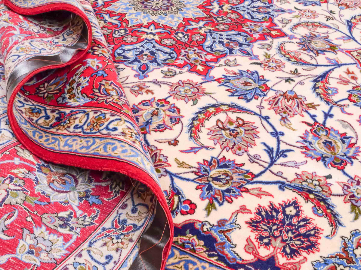 Handgeknüpfter Isfahan Perserteppich von Khademi aus Wolle mit Seide, rot-cremeweiß. Feiner, persischer Teppich mit Medaillon. Orientteppich, geknüpft in Iran. Größe: 307 x 201 cm. Teppichnummer: SB3-1172 | Jupiter Intl