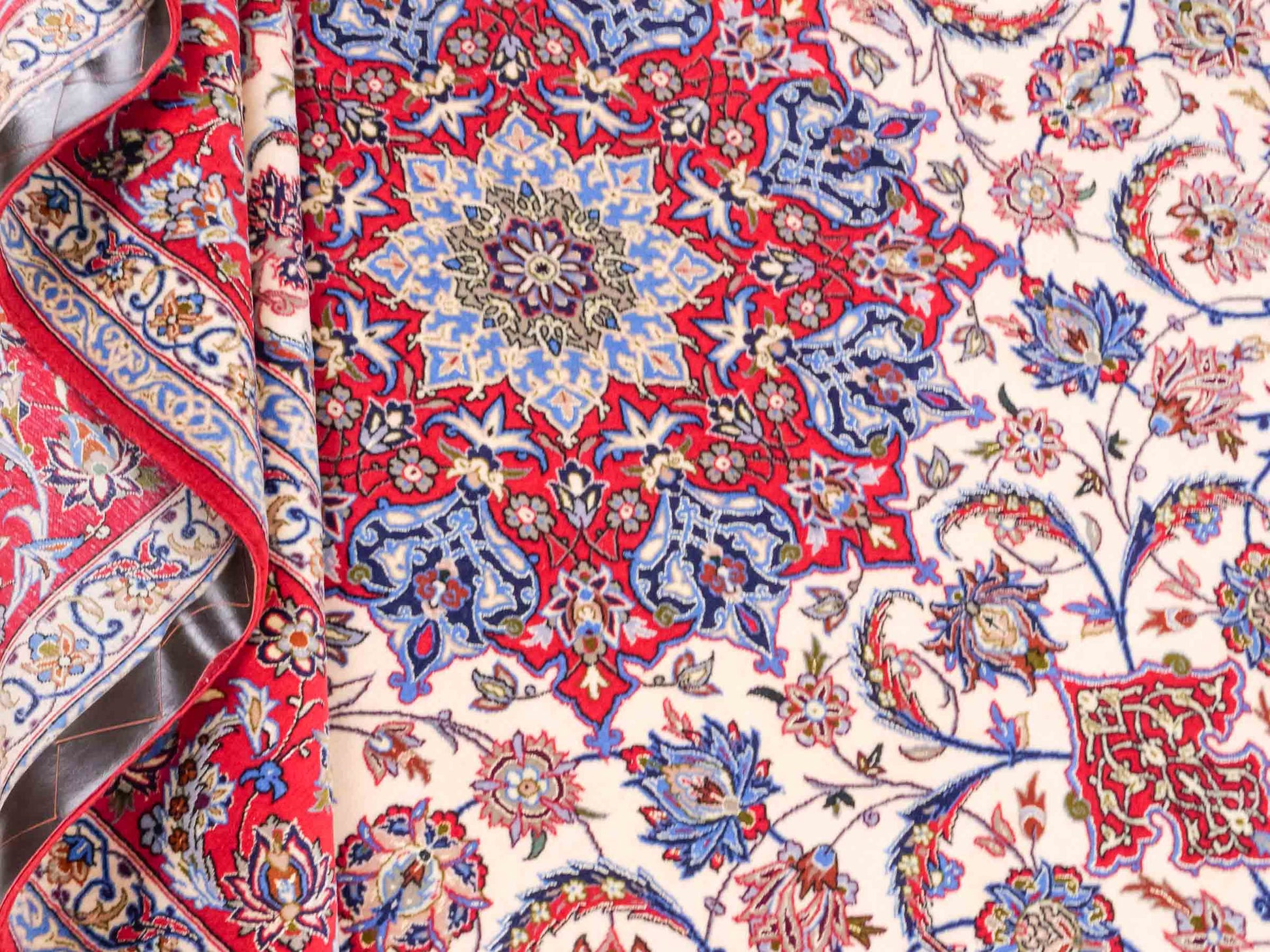 Handgeknüpfter Isfahan Perserteppich von Khademi aus Wolle mit Seide, rot-cremeweiß. Feiner, persischer Teppich mit Medaillon. Orientteppich, geknüpft in Iran. Größe: 307 x 201 cm. Teppichnummer: SB3-1172 | Jupiter Intl