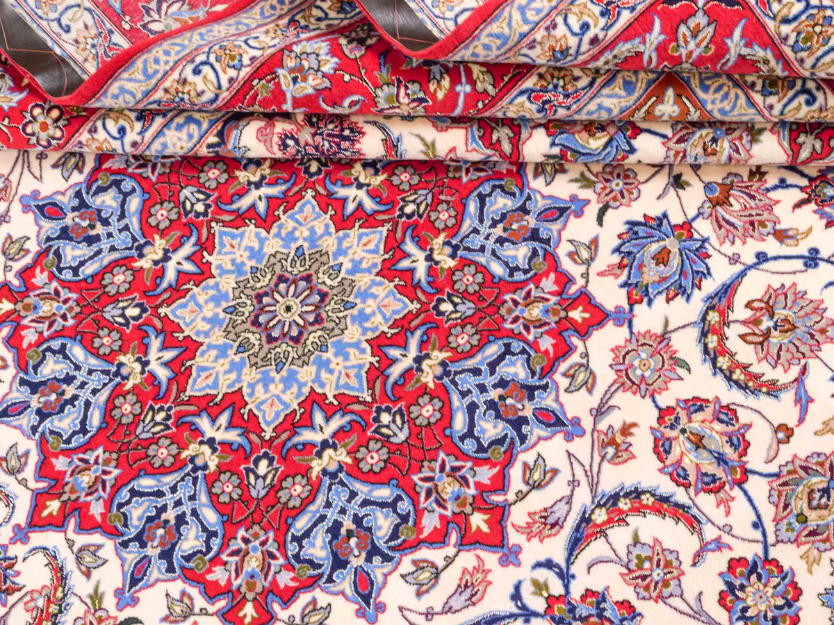 Handgeknüpfter Isfahan Perserteppich von Khademi aus Wolle mit Seide, rot-cremeweiß. Feiner, persischer Teppich mit Medaillon. Orientteppich, geknüpft in Iran. Größe: 307 x 201 cm. Teppichnummer: SB3-1172 | Jupiter Intl