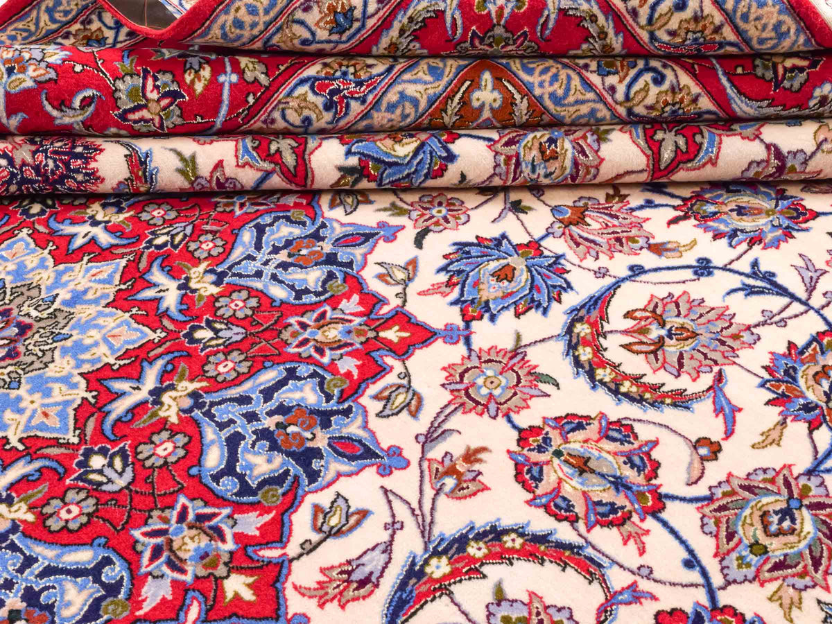 Handgeknüpfter Isfahan Perserteppich von Khademi aus Wolle mit Seide, rot-cremeweiß. Feiner, persischer Teppich mit Medaillon. Orientteppich, geknüpft in Iran. Größe: 307 x 201 cm. Teppichnummer: SB3-1172 | Jupiter Intl