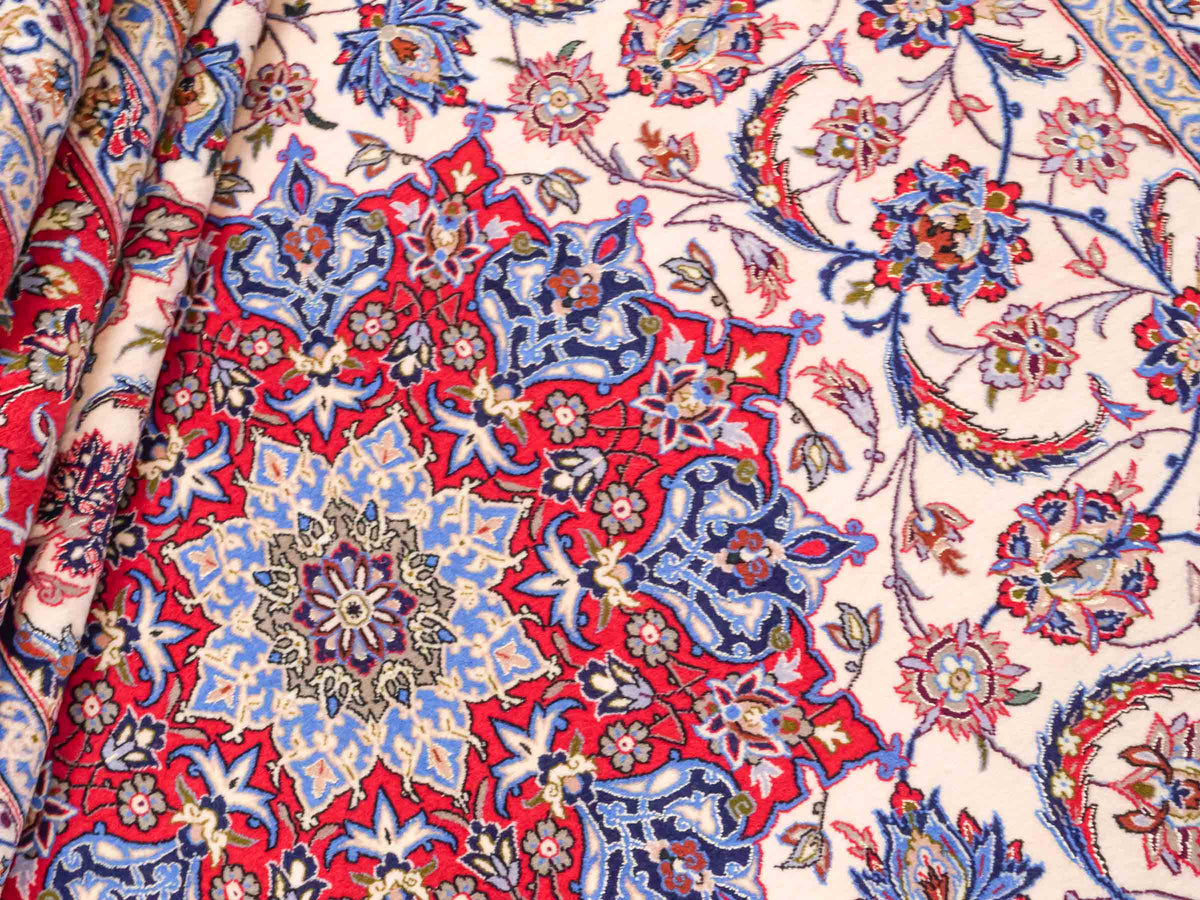 Handgeknüpfter Isfahan Perserteppich von Khademi aus Wolle mit Seide, rot-cremeweiß. Feiner, persischer Teppich mit Medaillon. Orientteppich, geknüpft in Iran. Größe: 307 x 201 cm. Teppichnummer: SB3-1172 | Jupiter Intl