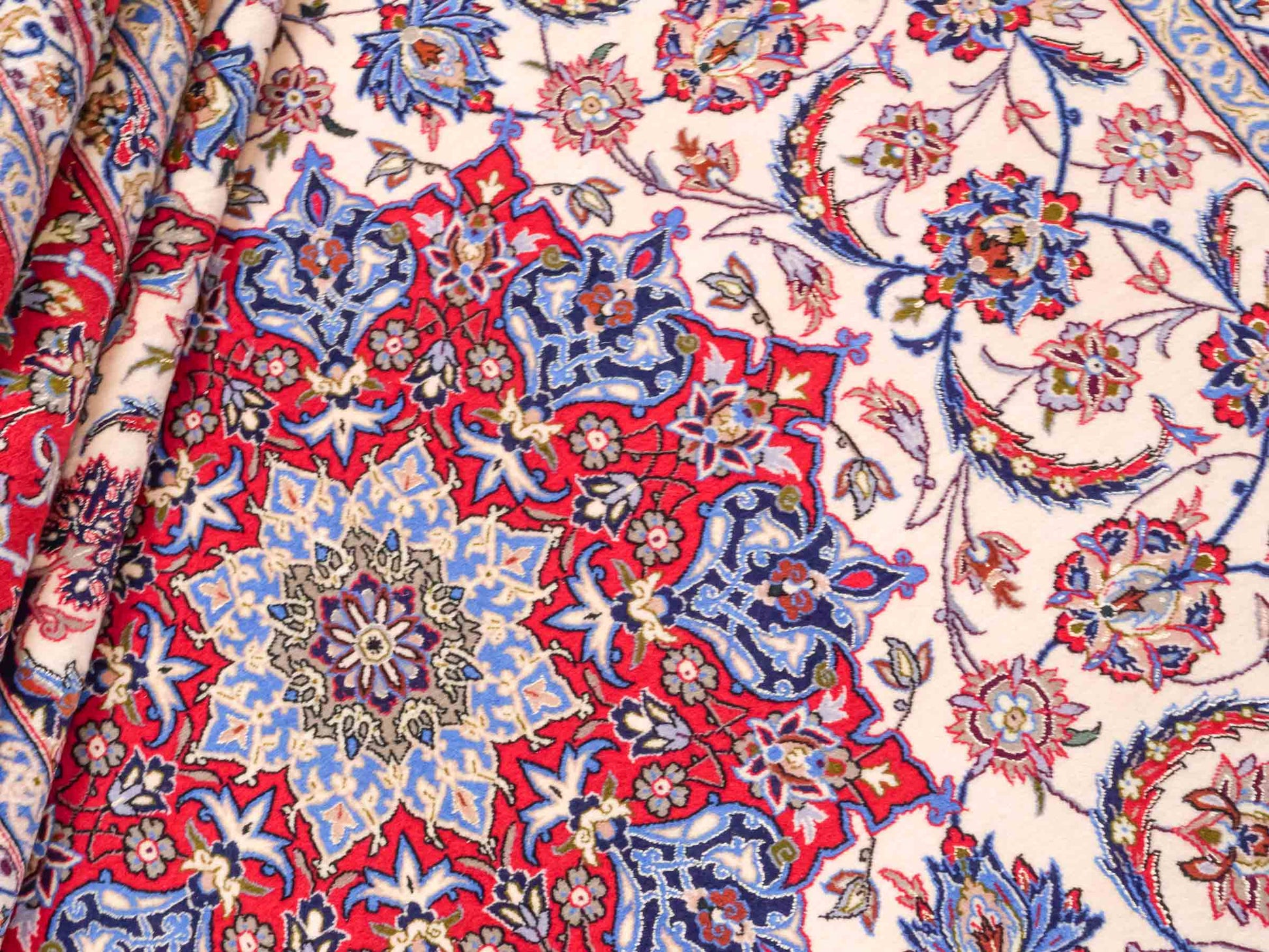 Handgeknüpfter Isfahan Perserteppich von Khademi aus Wolle mit Seide, rot-cremeweiß. Feiner, persischer Teppich mit Medaillon. Orientteppich, geknüpft in Iran. Größe: 307 x 201 cm. Teppichnummer: SB3-1172 | Jupiter Intl