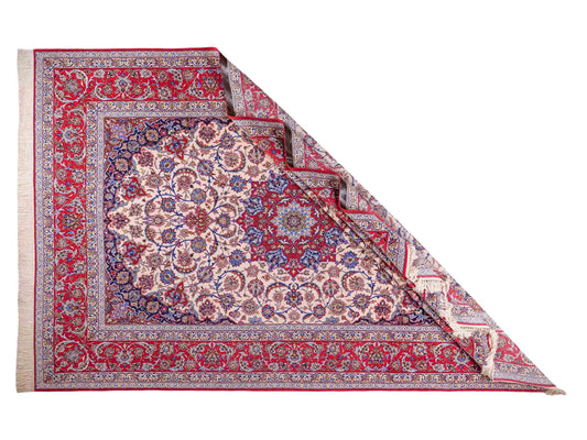 Handgeknüpfter Isfahan Perserteppich von Khademi aus Wolle mit Seide, rot-cremeweiß. Feiner, persischer Teppich mit Medaillon. Orientteppich, geknüpft in Iran. Größe: 307 x 201 cm. Teppichnummer: SB3-1172 | Jupiter Intl