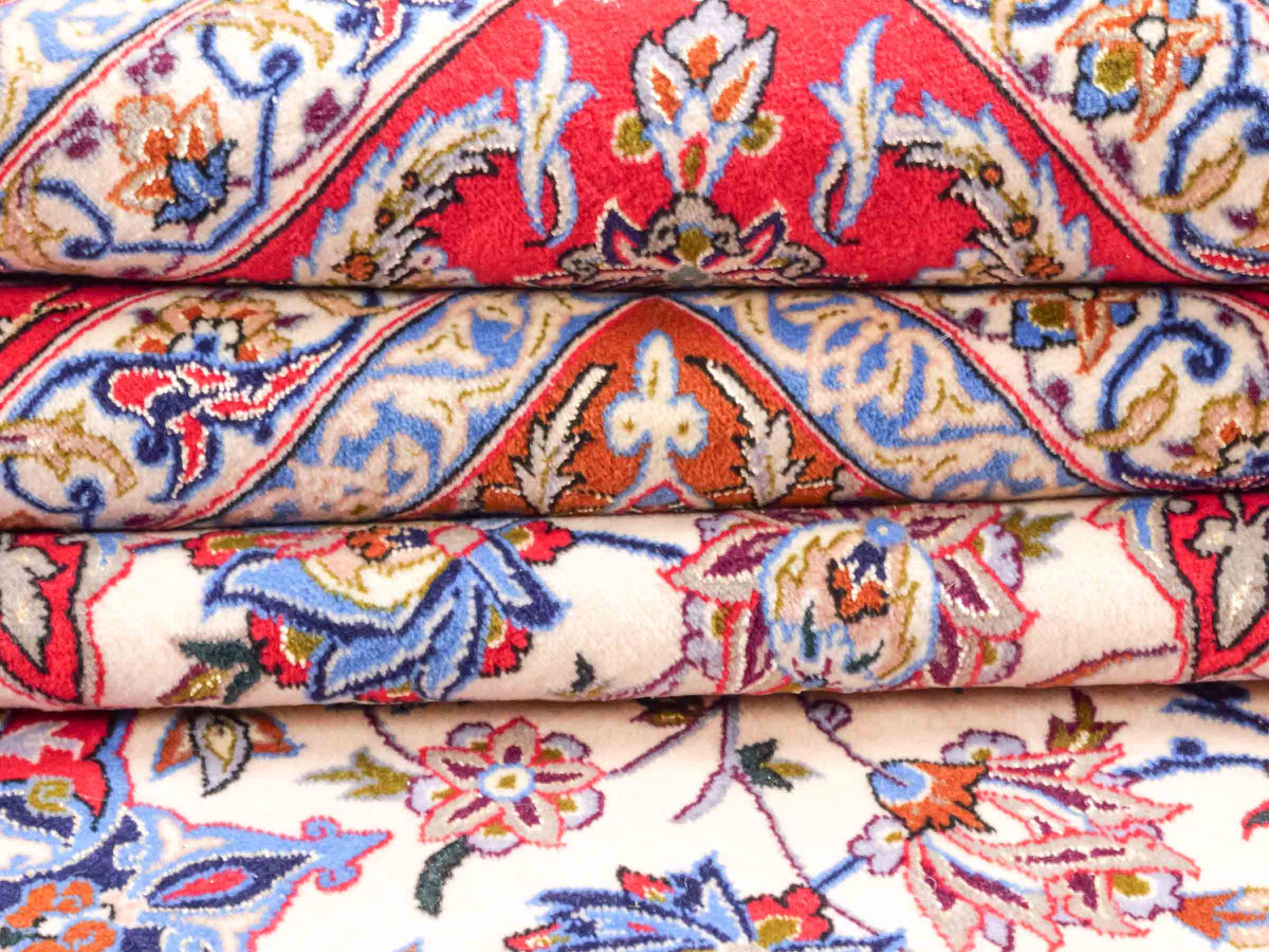 Handgeknüpfter Isfahan Perserteppich von Khademi aus Wolle mit Seide, rot-cremeweiß. Feiner, persischer Teppich mit Medaillon. Orientteppich, geknüpft in Iran. Größe: 307 x 201 cm. Teppichnummer: SB3-1172 | Jupiter Intl