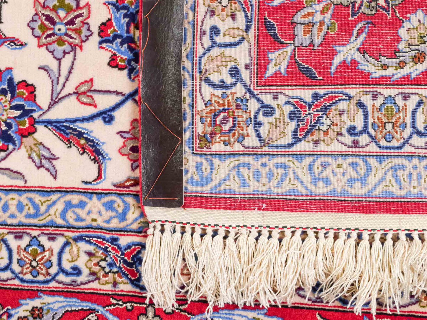 Handgeknüpfter Isfahan Perserteppich von Khademi aus Wolle mit Seide, rot-cremeweiß. Feiner, persischer Teppich mit Medaillon. Orientteppich, geknüpft in Iran. Größe: 307 x 201 cm. Teppichnummer: SB3-1172 | Jupiter Intl