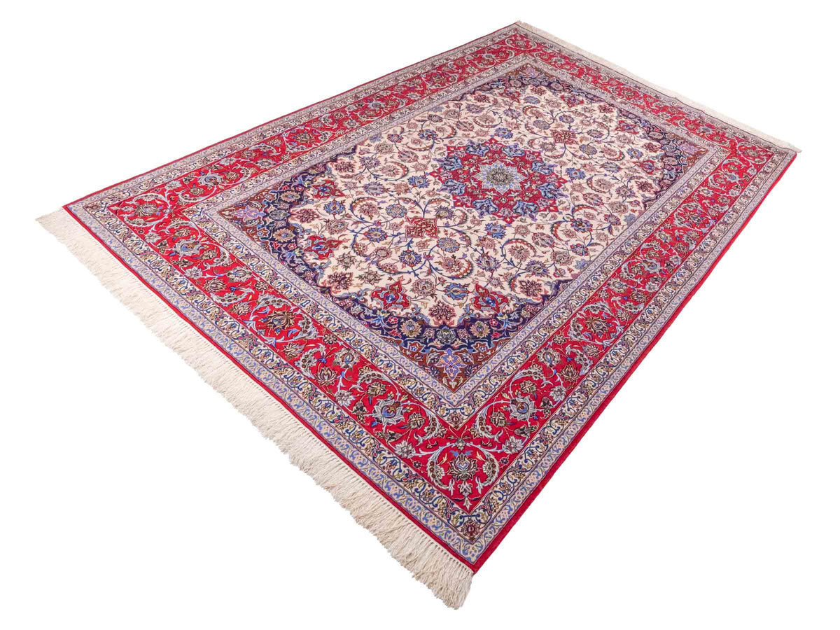 Handgeknüpfter Isfahan Perserteppich von Khademi aus Wolle mit Seide, rot-cremeweiß. Feiner, persischer Teppich mit Medaillon. Orientteppich, geknüpft in Iran. Größe: 307 x 201 cm. Teppichnummer: SB3-1172 | Jupiter Intl