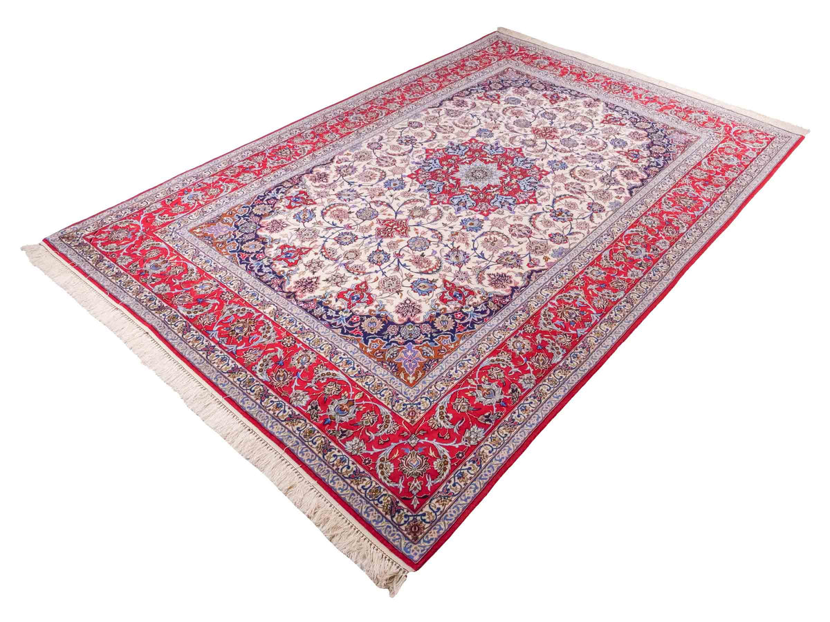 Handgeknüpfter Isfahan Perserteppich von Khademi aus Wolle mit Seide, rot-cremeweiß. Feiner, persischer Teppich mit Medaillon. Orientteppich, geknüpft in Iran. Größe: 307 x 201 cm. Teppichnummer: SB3-1172 | Jupiter Intl