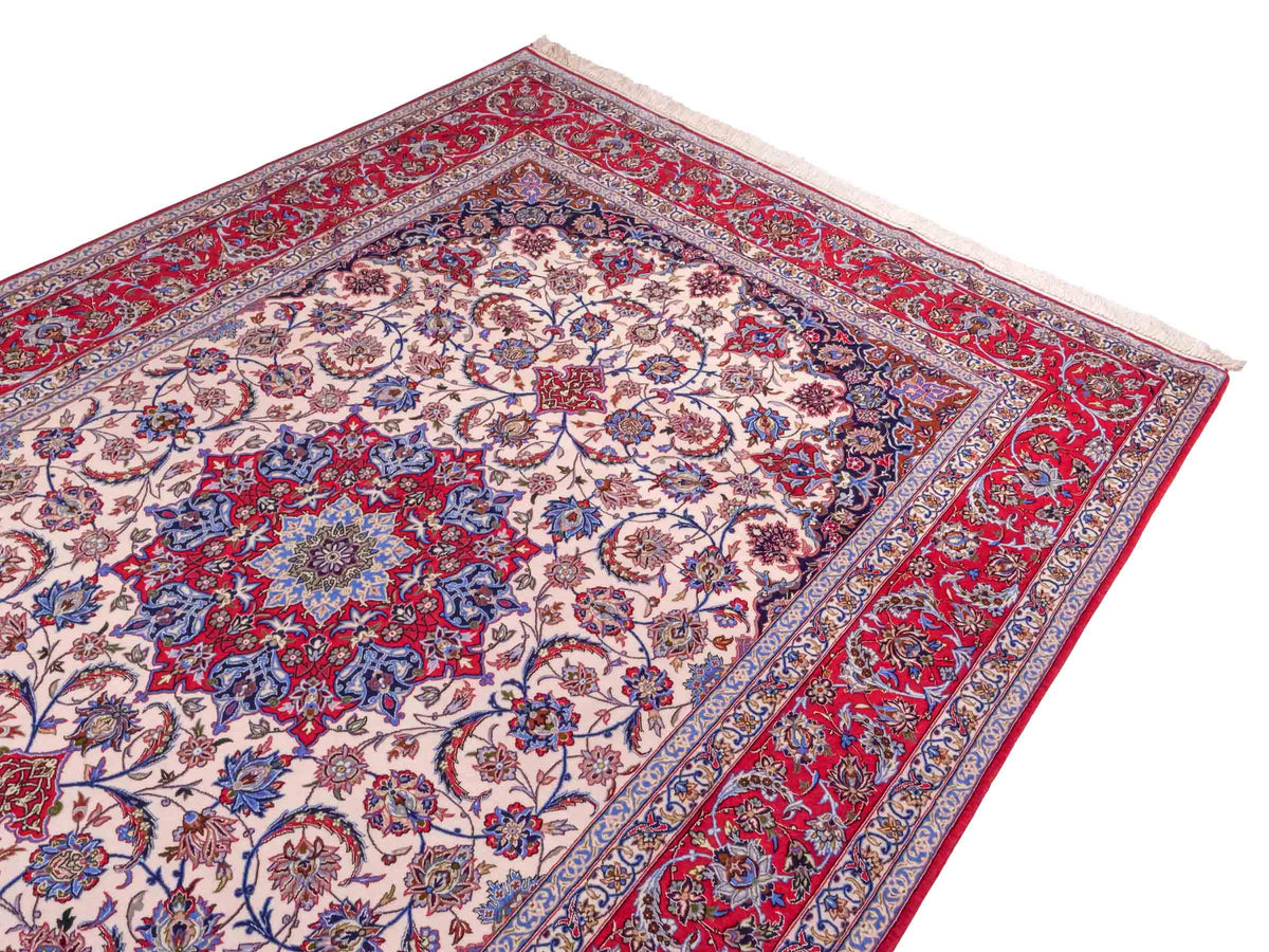 Handgeknüpfter Isfahan Perserteppich von Khademi aus Wolle mit Seide, rot-cremeweiß. Feiner, persischer Teppich mit Medaillon. Orientteppich, geknüpft in Iran. Größe: 307 x 201 cm. Teppichnummer: SB3-1172 | Jupiter Intl