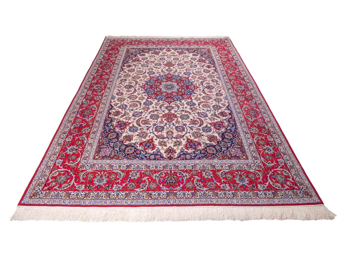 Handgeknüpfter Isfahan Perserteppich von Khademi aus Wolle mit Seide, rot-cremeweiß. Feiner, persischer Teppich mit Medaillon. Orientteppich, geknüpft in Iran. Größe: 307 x 201 cm. Teppichnummer: SB3-1172 | Jupiter Intl