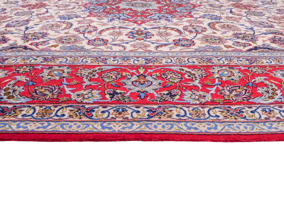 Handgeknüpfter Isfahan Perserteppich von Khademi aus Wolle mit Seide, rot-cremeweiß. Feiner, persischer Teppich mit Medaillon. Orientteppich, geknüpft in Iran. Größe: 307 x 201 cm. Teppichnummer: SB3-1172 | Jupiter Intl