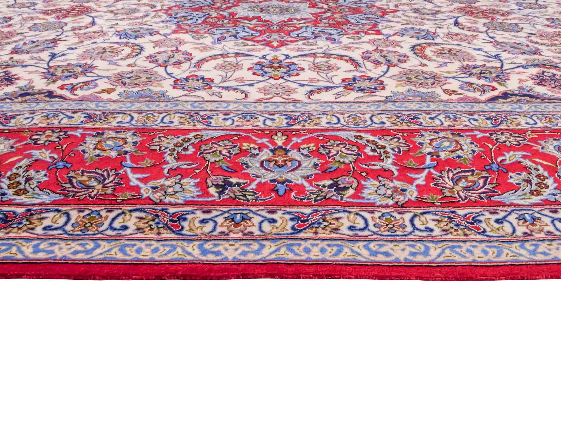Handgeknüpfter Isfahan Perserteppich von Khademi aus Wolle mit Seide, rot-cremeweiß. Feiner, persischer Teppich mit Medaillon. Orientteppich, geknüpft in Iran. Größe: 307 x 201 cm. Teppichnummer: SB3-1172 | Jupiter Intl