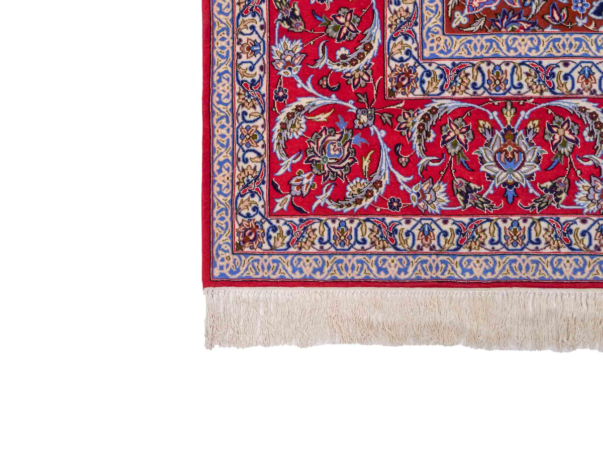 Handgeknüpfter Isfahan Perserteppich von Khademi aus Wolle mit Seide, rot-cremeweiß. Feiner, persischer Teppich mit Medaillon. Orientteppich, geknüpft in Iran. Größe: 307 x 201 cm. Teppichnummer: SB3-1172 | Jupiter Intl