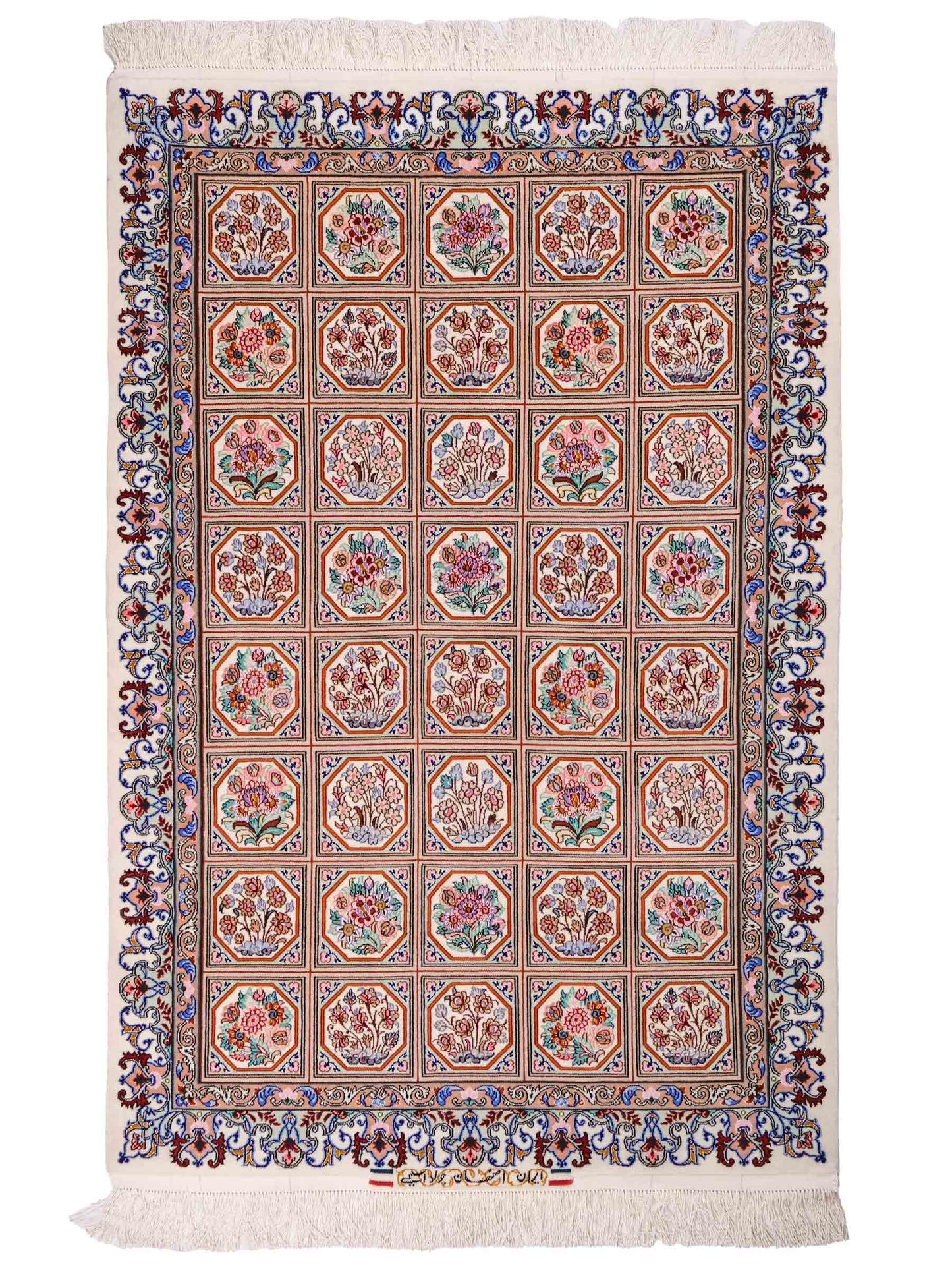 Handgeknüpfter "Javad Eslimi" Isfahan Perserteppich von Khademi aus Wolle mit Seide, cremeweiß. Feiner, persischer Teppich mit Feldmuster, signiert. Orientteppich, geknüpft in Iran. Größe: 155 x 102 cm. Teppichnummer: SB3-1069 | Jupiter In