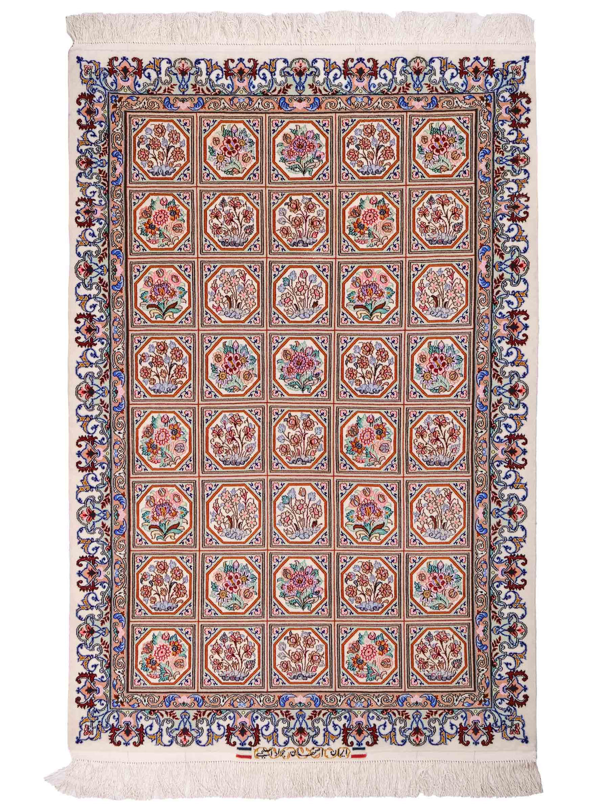 Handgeknüpfter "Javad Eslimi" Isfahan Perserteppich von Khademi aus Wolle mit Seide, cremeweiß. Feiner, persischer Teppich mit Feldmuster, signiert. Orientteppich, geknüpft in Iran. Größe: 155 x 102 cm. Teppichnummer: SB3-1069 | Jupiter In
