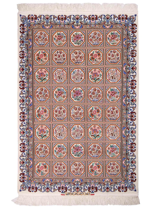 Handgeknüpfter "Javad Eslimi" Isfahan Perserteppich von Khademi aus Wolle mit Seide, cremeweiß. Feiner, persischer Teppich mit Feldmuster, signiert. Orientteppich, geknüpft in Iran. Größe: 155 x 102 cm. Teppichnummer: SB3-1069 | Jupiter In