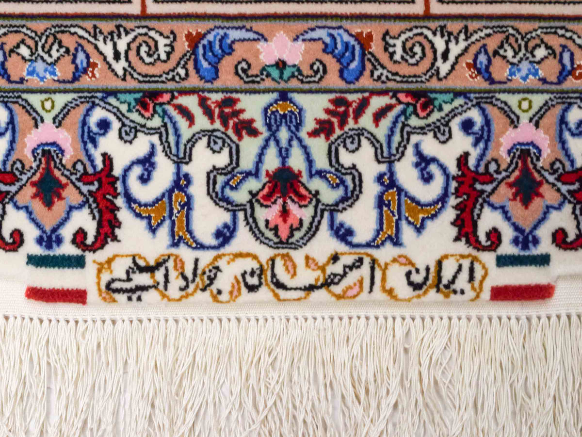 Handgeknüpfter "Javad Eslimi" Isfahan Perserteppich von Khademi aus Wolle mit Seide, cremeweiß. Feiner, persischer Teppich mit Feldmuster, signiert. Orientteppich, geknüpft in Iran. Größe: 155 x 102 cm. Teppichnummer: SB3-1069 | Jupiter In